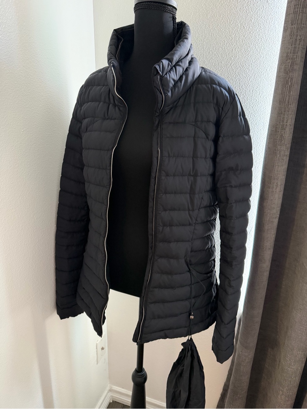 Women’s lululemon pack it down jacket 8 **DEFECT